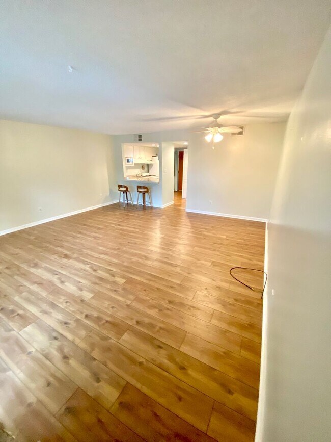 Foto del edificio - RESORT STYLE LIVING!! Beautiful 1BR Condo in Marina Community!
