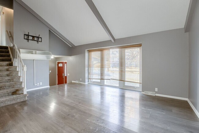 Building Photo - Spacious 4 Bedroom With Updated Kitchen, F...