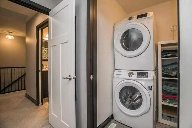 Foto del edificio - 1023 6th St SE