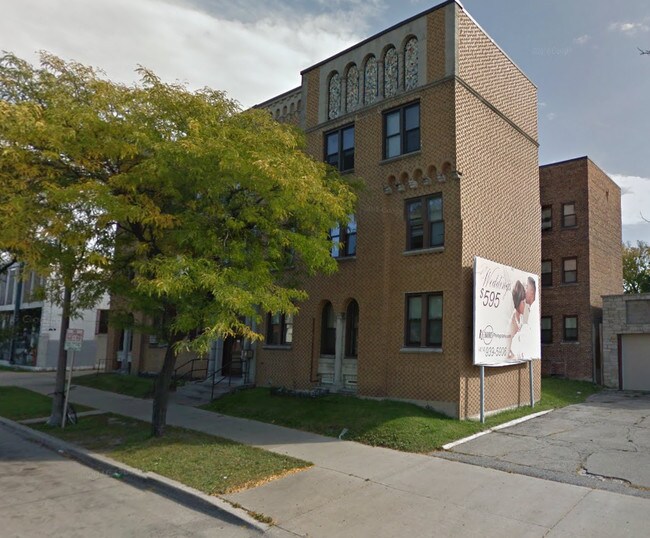 Building Photo - 2431 W Capitol Dr