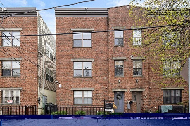 Foto del edificio - 117 Logan Ave
