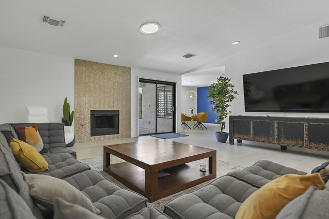Foto del edificio - 1045 E Deepak Rd