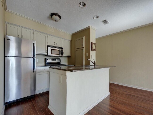 Building Photo - 8888 Tallwood Dr