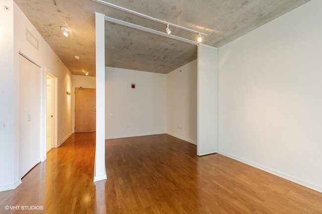 Building Photo - 659 W Randolph St