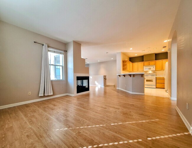 Foto del edificio - Beautiful 2-Story 2-Bd Condo With Attached...
