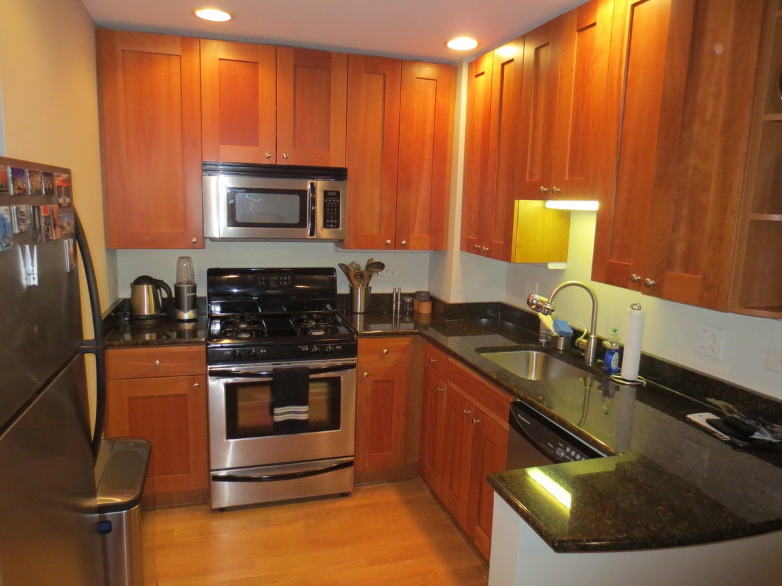 Primary Photo - 2045 N Larrabee St