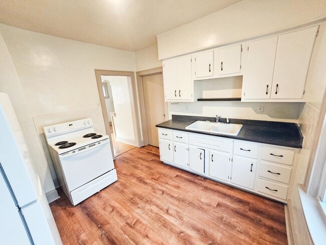 Foto del edificio - 532 N Firestone Blvd