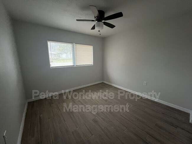 Building Photo - 924.5 N Amelia Ave