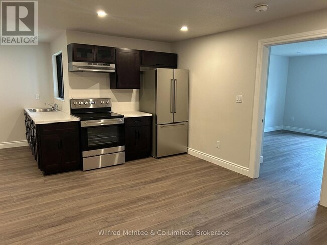 Photo du bâtiment - 380 1st Ave N