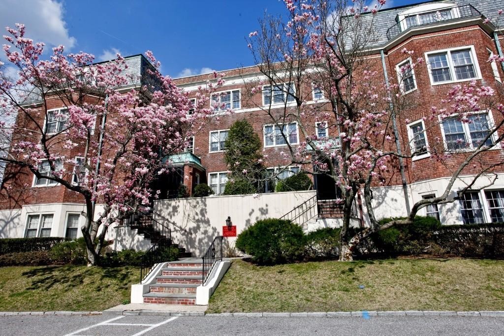 Primary Photo - 4 Chateaux Cir