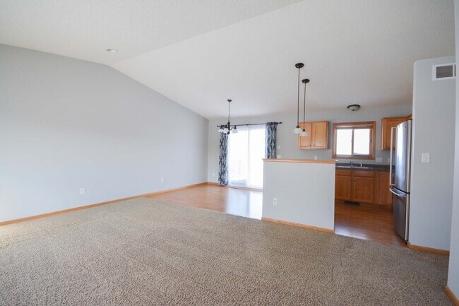 Building Photo - Move-In Ready4 BR with Large Yard!