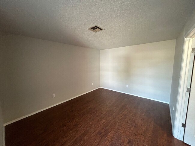 Foto del edificio - 7111 SW Cherokee Ave