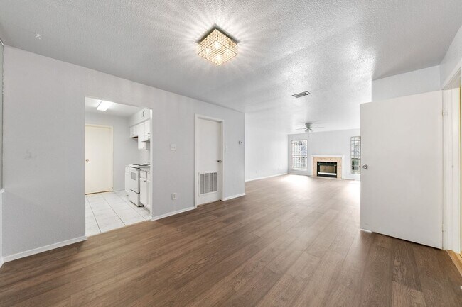 Foto del edificio - 6500 Sands Point Dr