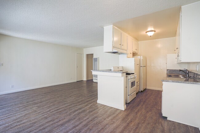 Building Photo - 1528 S Bundy Dr