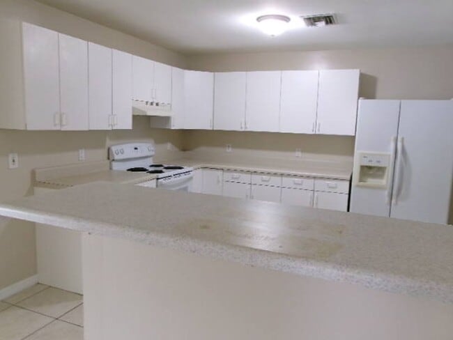 Building Photo - SW Cape 3/2/1 Duplex Avail Now