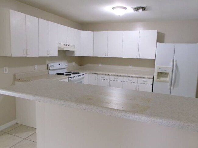 Foto del edificio - SW Cape 3/2/1 Duplex Avail Now