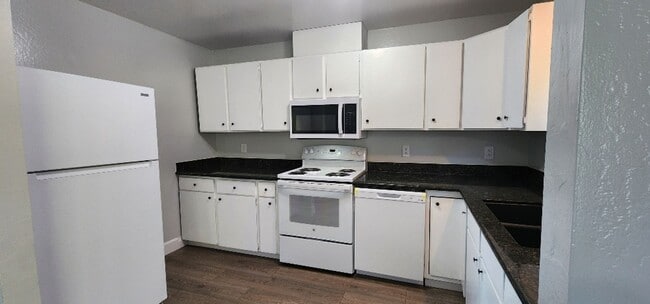 Building Photo - Completely Renovated 3 Bedroom 2 Full Bath...