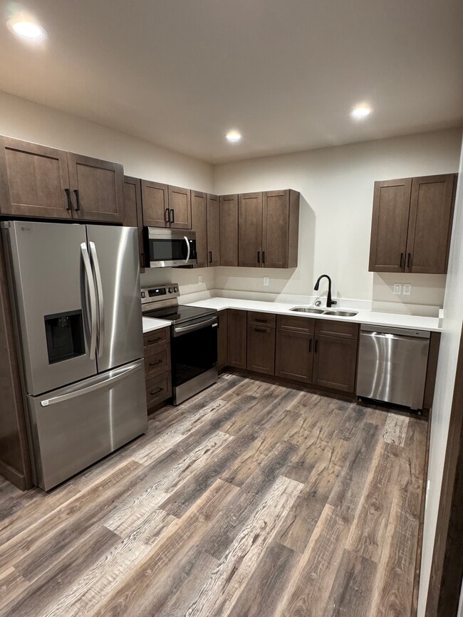 Building Photo - 423 Poppy St