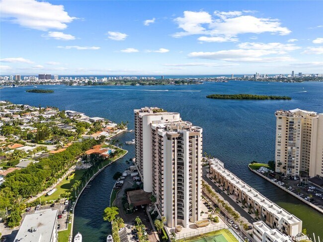 Foto del edificio - 1800 NE 114th St