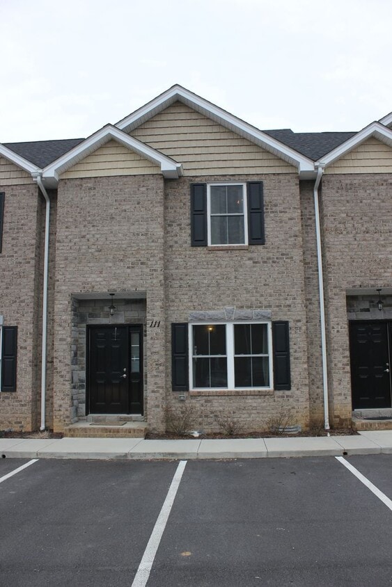 Primary Photo - Cedar Point Townhouse for Rent!