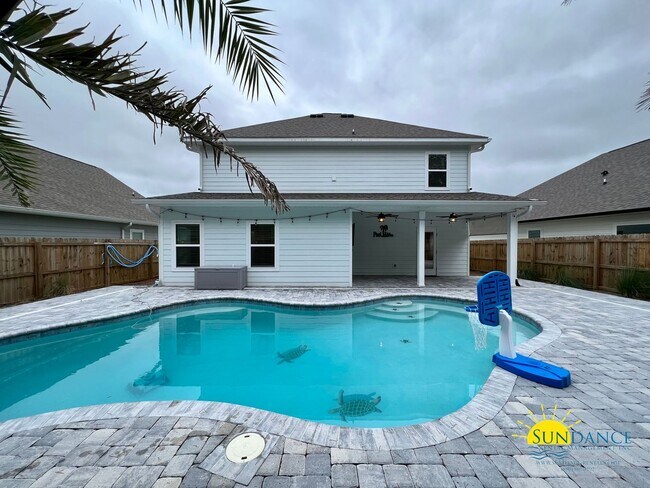 Building Photo - Stunning 4 Bedroom Home with Private Pool!