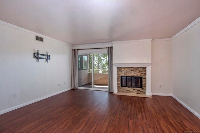 Building Photo - 6960 Hyde Park Dr