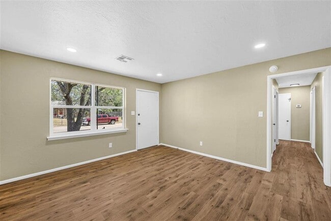 Building Photo - 703 SE Sullivan Dr