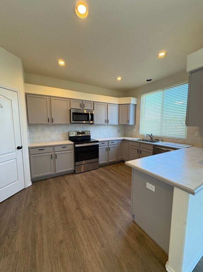 Foto del edificio - Stunning 2-Story 4 Bedroom Home With Finished Walk-Out Basement and Bonus Room