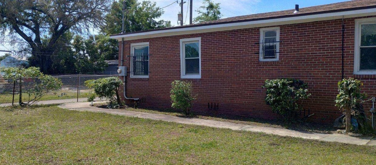 side view - 232 Claude St