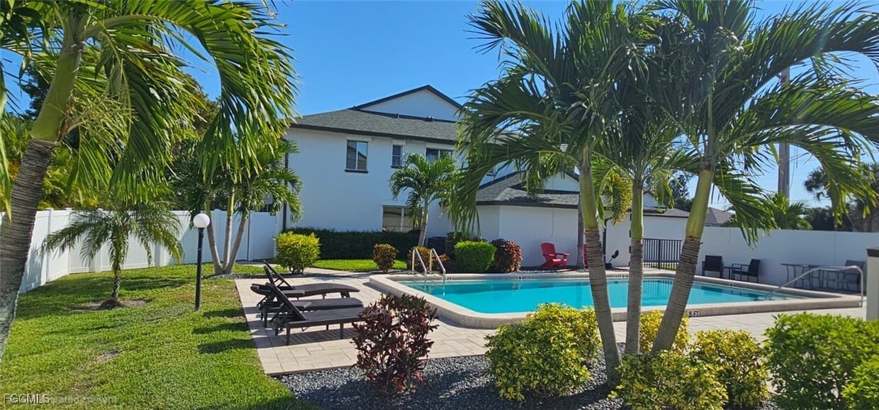 Primary Photo - 1519 Cape Coral Pkwy W