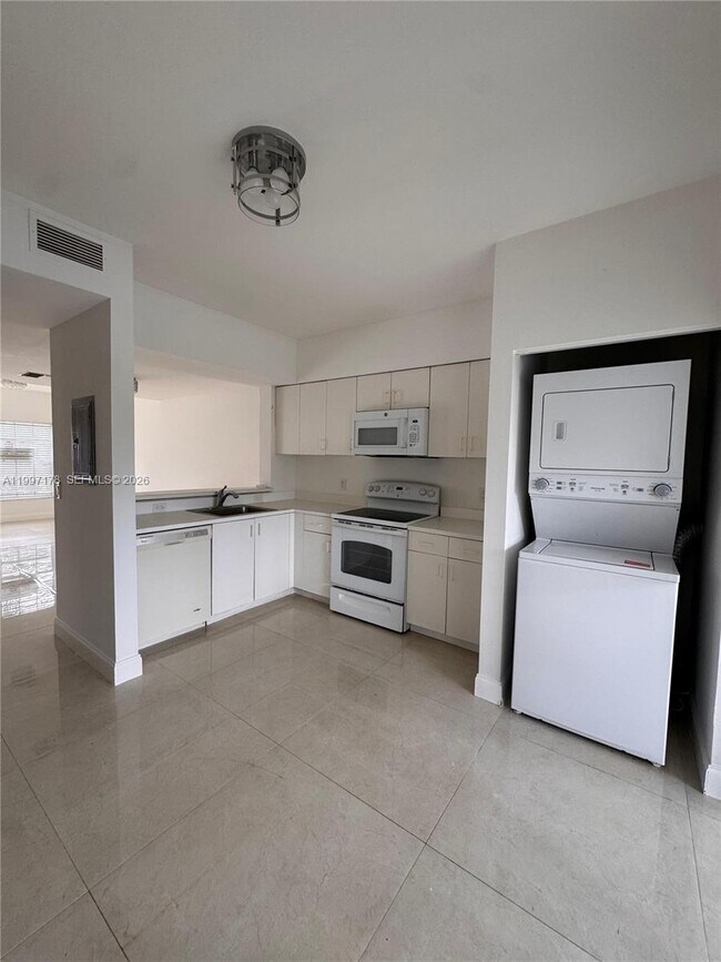 Building Photo - 16747 Hemingway Dr