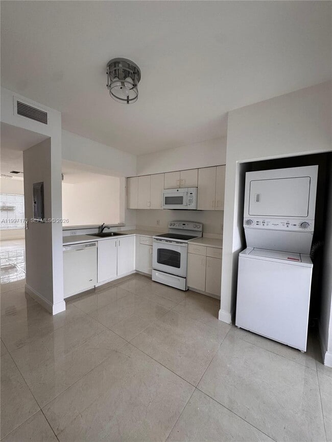 Foto del edificio - 16747 Hemingway Dr