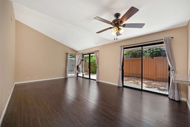 Building Photo - Furnished Primary bedroom with ensuite bath and private entrance