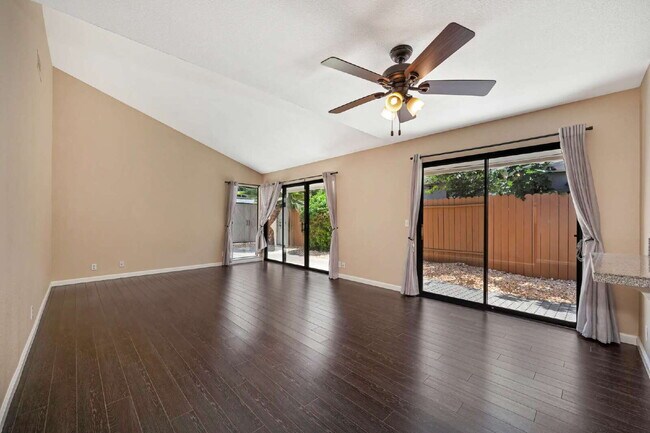 Foto del edificio - Furnished Primary bedroom with ensuite bath and private entrance