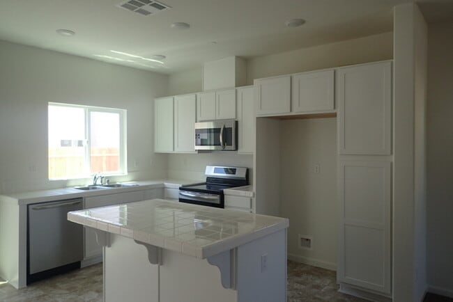 Building Photo - Gorgeous Brand New 4 bed 3 bath 2 story ho...
