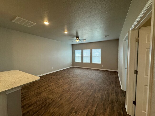 Foto del edificio - 5403 Rose Gdn Lp