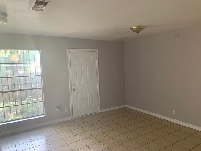 Building Photo - Cute 2/1 townhome with extra storage and covered parking