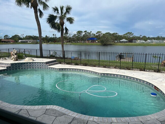 Foto del edificio - 3/2/2 pool home on lake in North Port