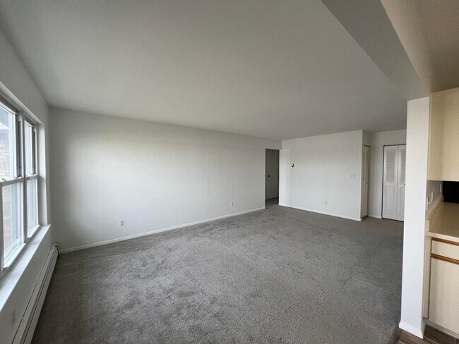 Building Photo - 83 Riverview Ct