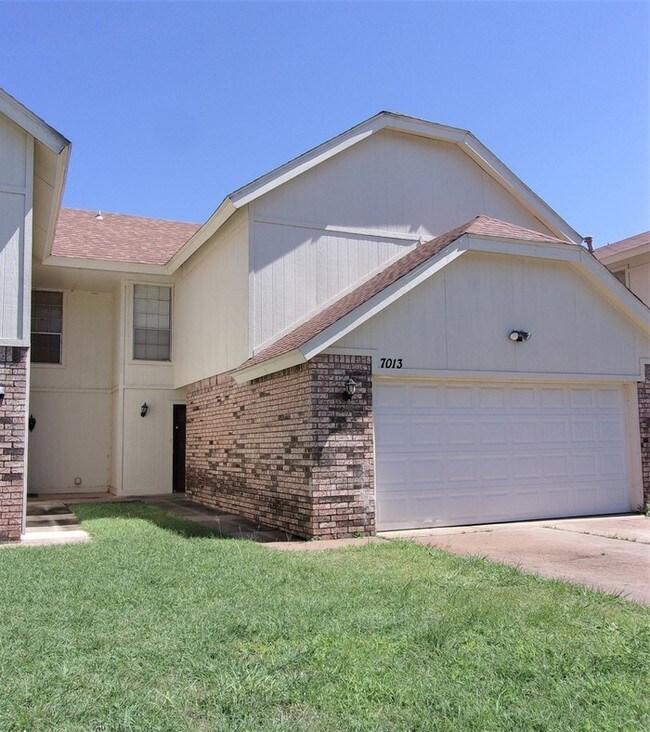 Building Photo - 2 Bed 2.5 Bath 2 Car Garage