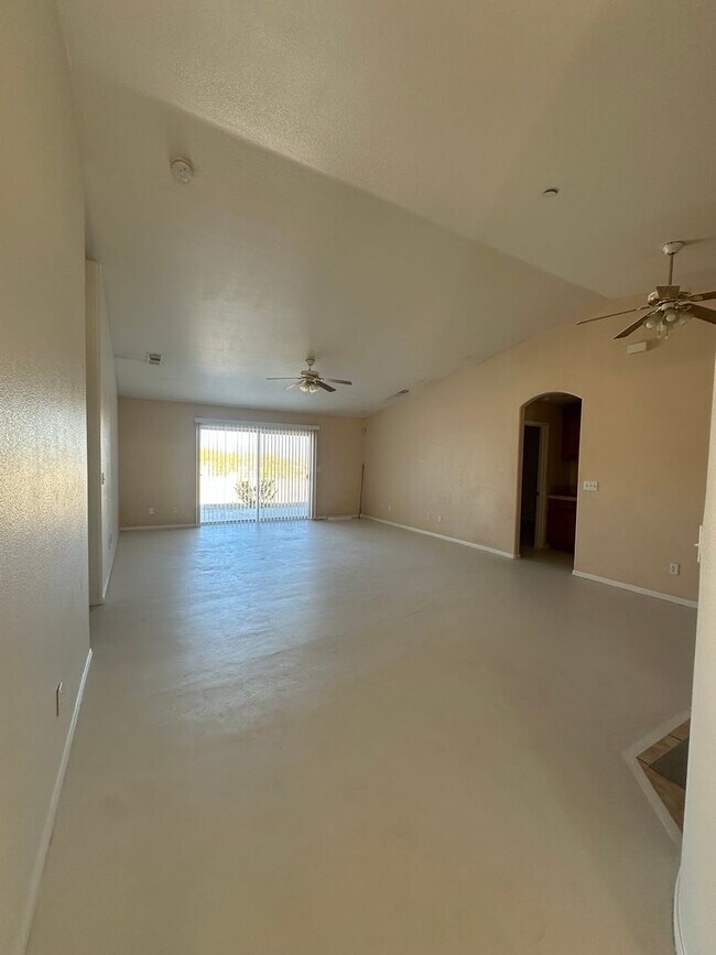 Foto del edificio - 4 bedroom home close to Joshua Tree National Park!