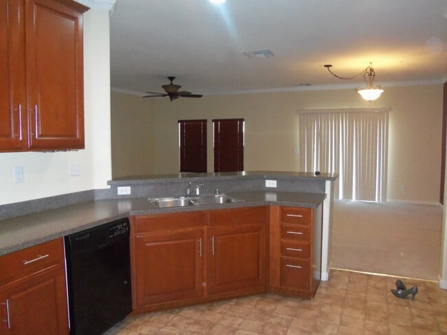 Foto del edificio - This is a condo nicer than most single family homes!!  (Please read entire ad for showings).