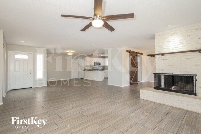 Building Photo - 3940 W Solano Dr S