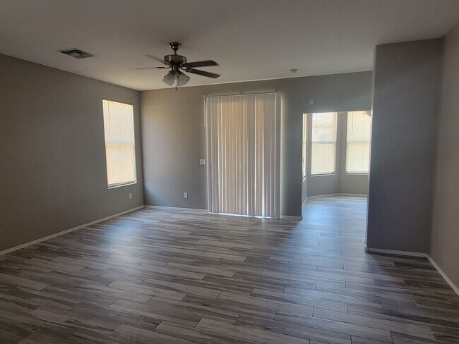 Building Photo - beautiful home 3b 2 bath home with den