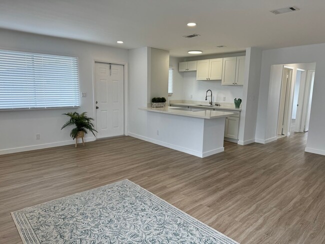 Building Photo - Newly Remodeled 2 Bedrooms - Ask About Our...