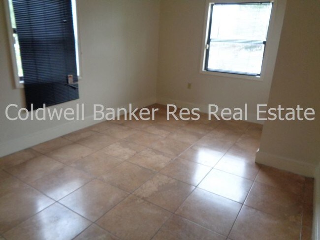 Building Photo - 4816 Deauville Dr