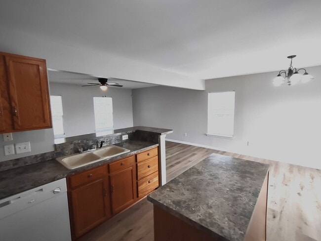 Building Photo - Move-In Ready Home located in the Back Cre...