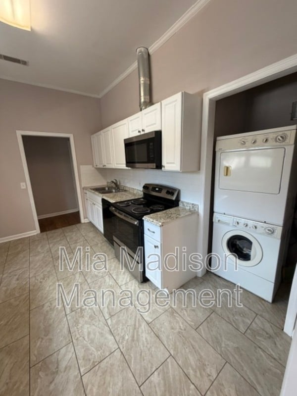 Building Photo - 305 W 39th St