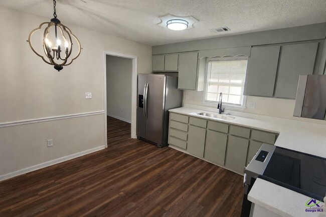 Building Photo - 414 Forest Lake Dr