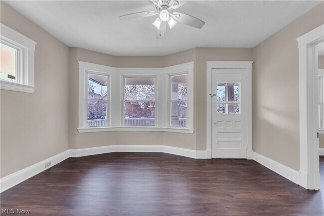 Building Photo - 2085 Robin St
